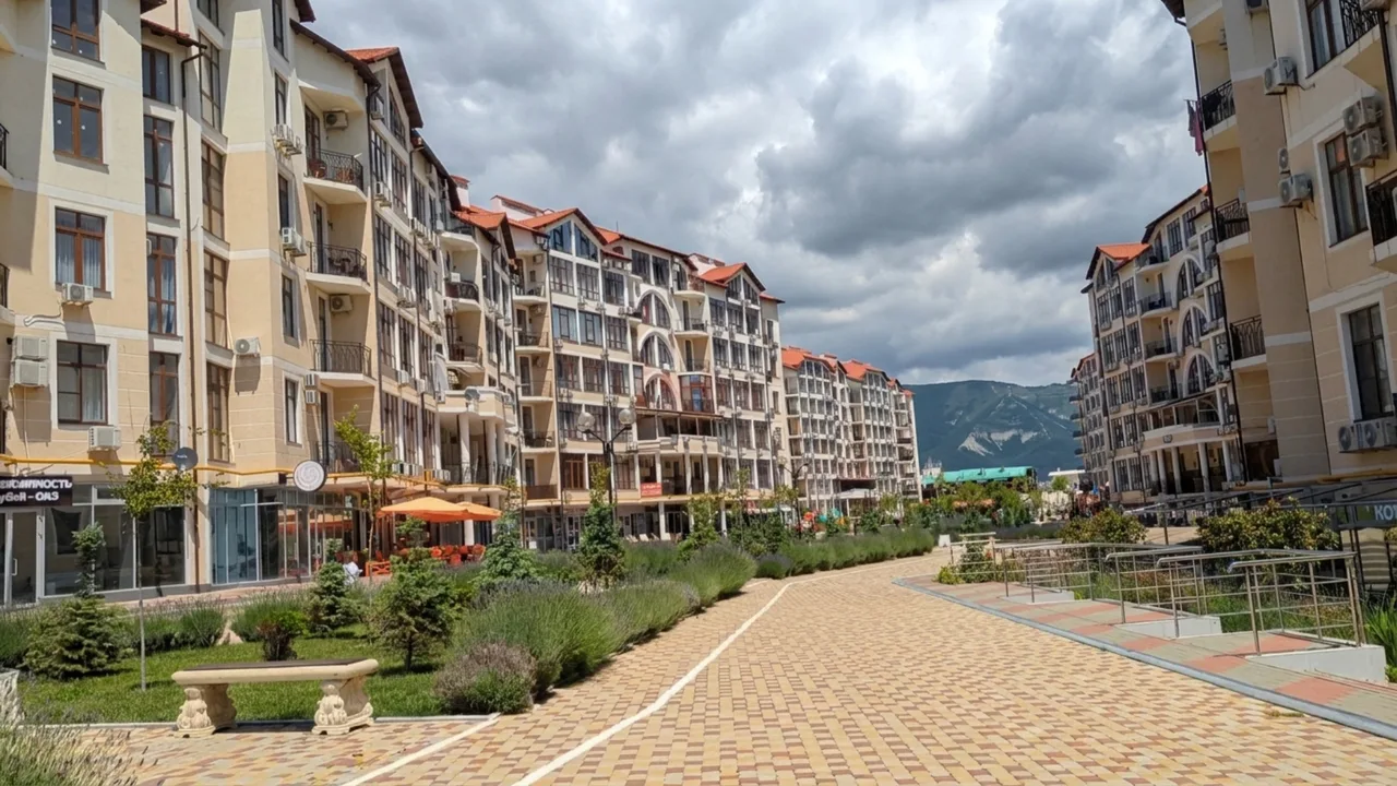 ЖК Черноморский в районе Толстый Мыс — похожий жилой комплекс, рейтинг 4.2