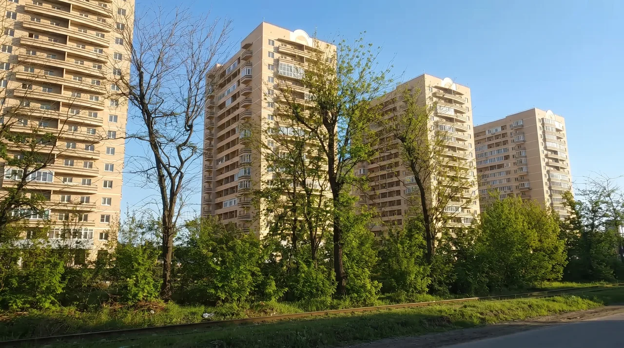 ЖК Цветы в районе ФМР (Фестивальный микрорайон) — похожий жилой комплекс, рейтинг 3.9