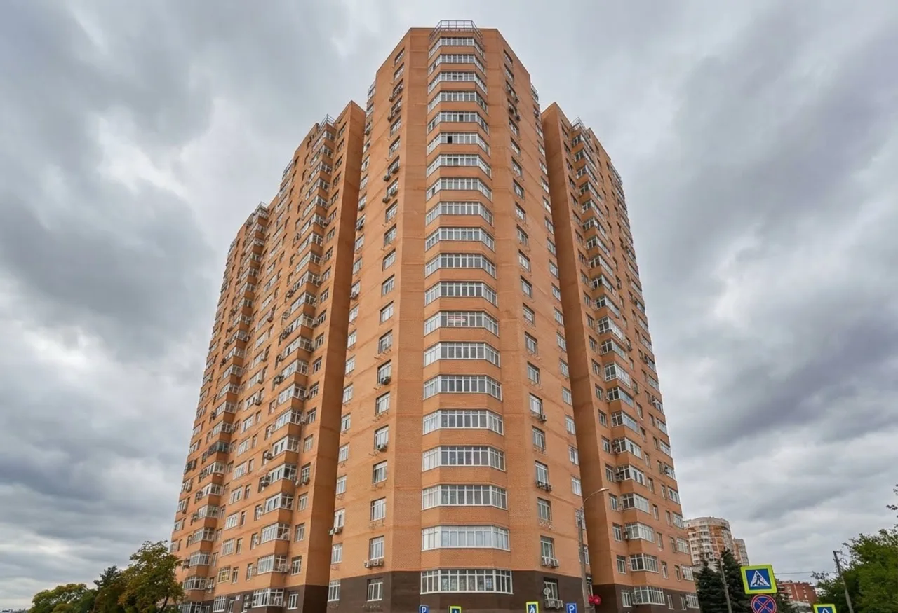 ЖК Каскад в районе ЦМР (Центральный микрорайон) — похожий жилой комплекс, рейтинг 3.9